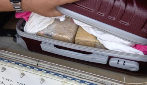 VEJA VÍDEO: Mulheres de traficantes são presas com 18 tabletes de drogas em Aeroclube de Manaus