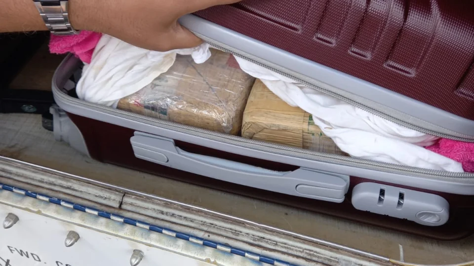 VEJA VÍDEO: Mulheres de traficantes são presas com 18 tabletes de drogas em Aeroclube de Manaus