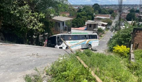 Asfalto cede, ônibus cai em buraco e deixa residência em risco; Imagens
