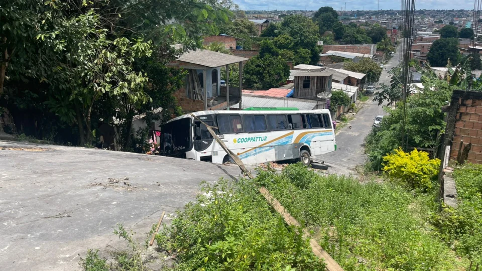 Asfalto cede, ônibus cai em buraco e deixa residência em risco; Imagens