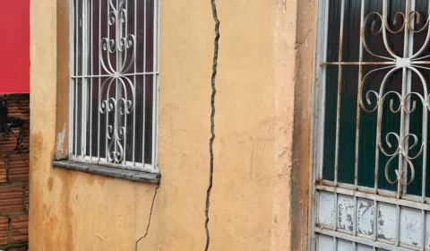 Famílias no bairro Novo Aleixo correm risco de perder a casa por conta de terreno; imagens