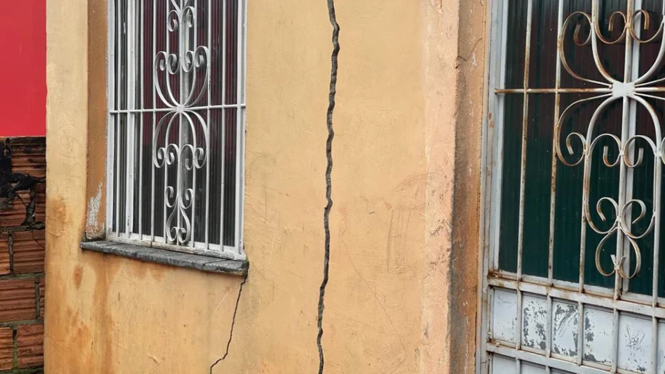 Famílias no bairro Novo Aleixo correm risco de perder a casa por conta de terreno; imagens