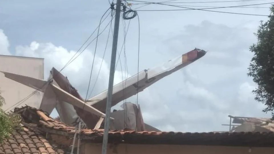 VEJA VÍDEO: Moradores gravam o momento em que avião de pequeno porte cai em cima de uma casa