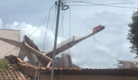 VEJA VÍDEO: Moradores gravam o momento em que avião de pequeno porte cai em cima de uma casa