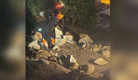 Petrópolis explode pedras que caíram em rua durante chuvas; Veja vídeo