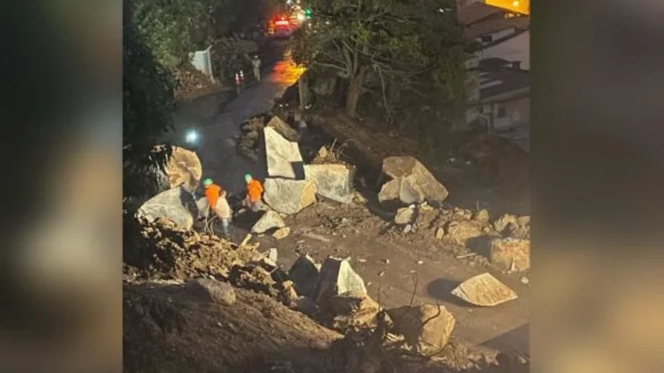 Petrópolis explode pedras que caíram em rua durante chuvas; Veja vídeo