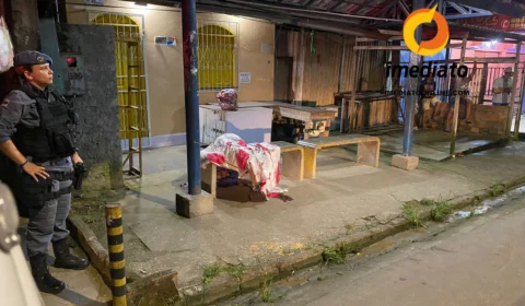 Homem é assassinado por motoqueiro em parada de ônibus no Tarumã