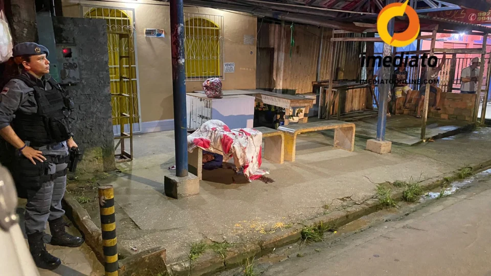 Homem é assassinado por motoqueiro em parada de ônibus no Tarumã