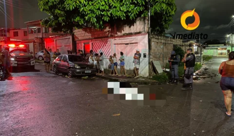 Homem é perseguido por carro e em seguida é assassinado com tiros na cabeça no Novo Aleixo