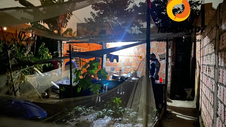 Mulher é assassinada por traficantes ao negar baixar as luzes do farol de carro na invasão Buriti