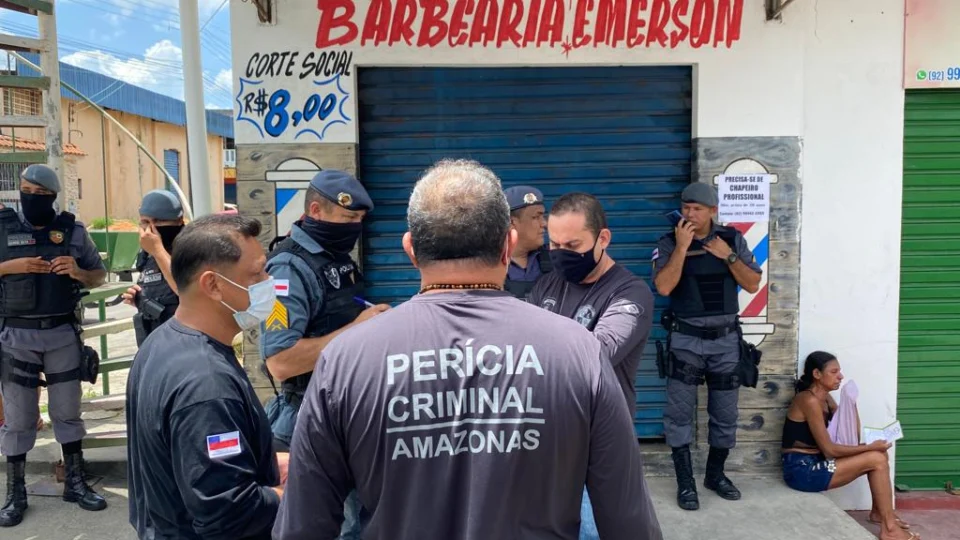 Jovem é morto a tiros em barbearia na zona Norte de Manaus; imagens