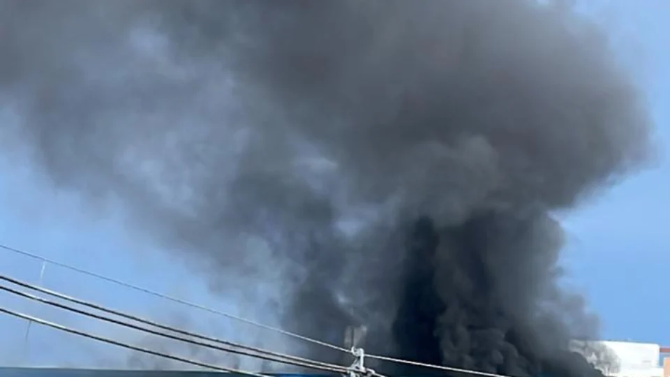 VEJA VÍDEO: Incêndio atinge empresa de transportes em Manaus