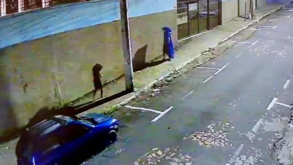 VEJA VÍDEO: casal é flagrado saindo de carro onde foi encontrado homem enforcado