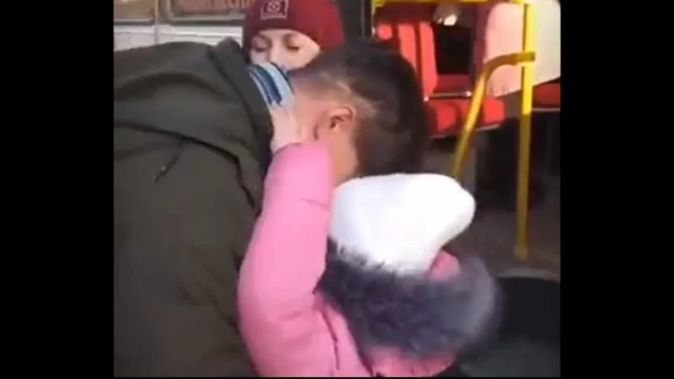 VEJA VÍDEO: Pai ucraniano chora se despedindo dos filhos enquanto fica para trás para lutar