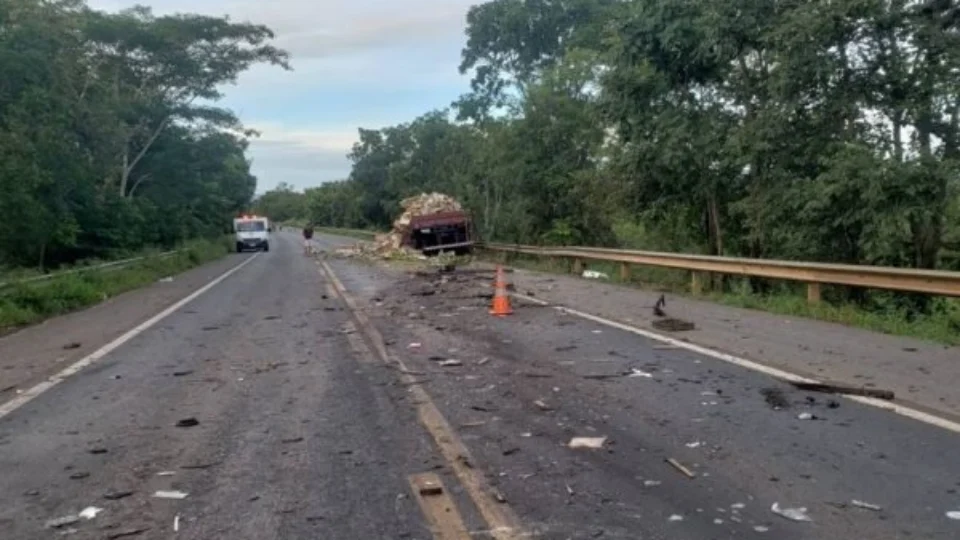 Acidente entre ônibus e carreta mata duas pessoas e deixa feridos
