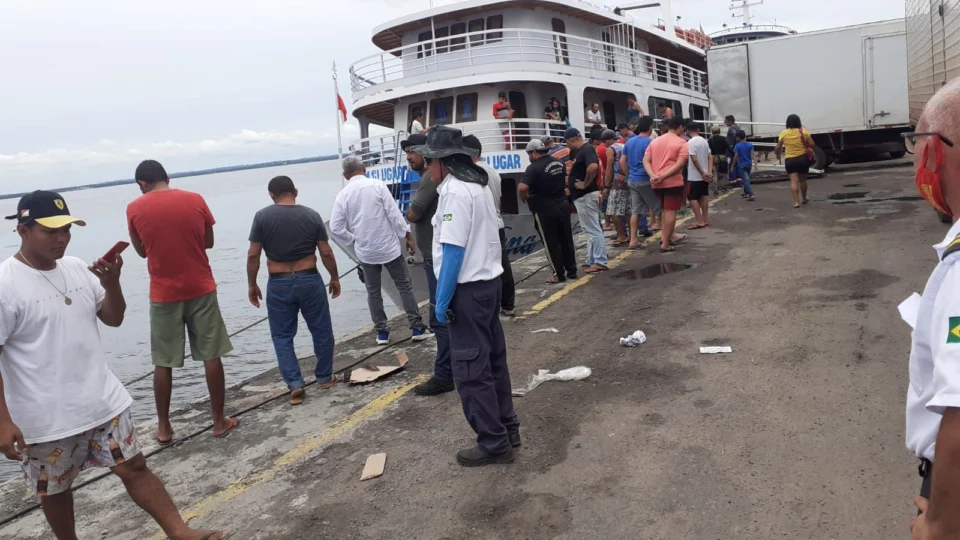 Buscas por homem que caiu após descarga elétrica no Rio Negro continuam