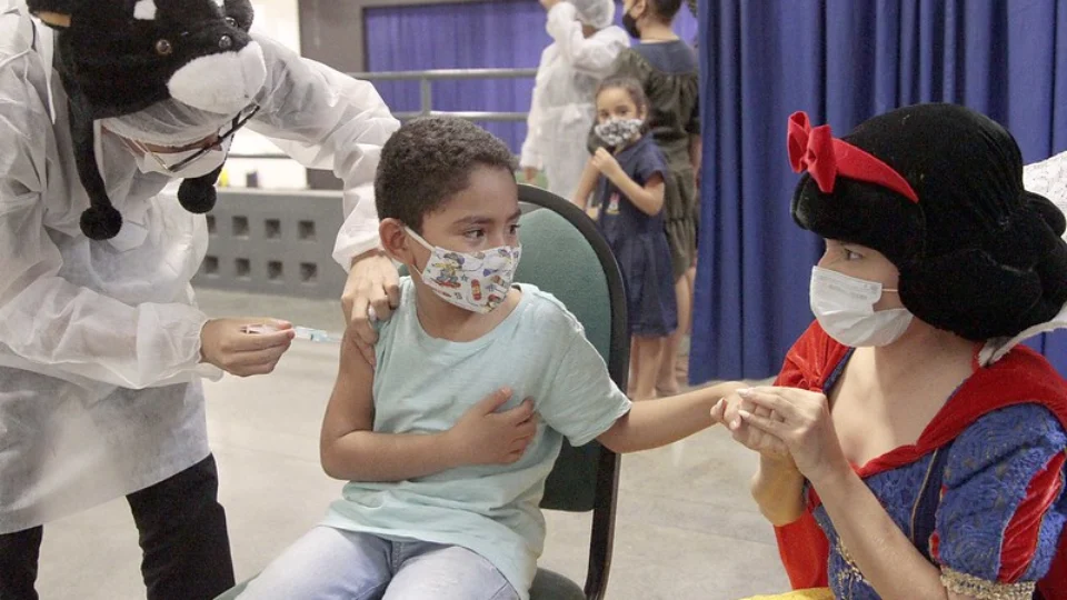 Crianças de 5 anos sem comorbidades podem se vacinar em Manaus; Veja pontos de vacinação