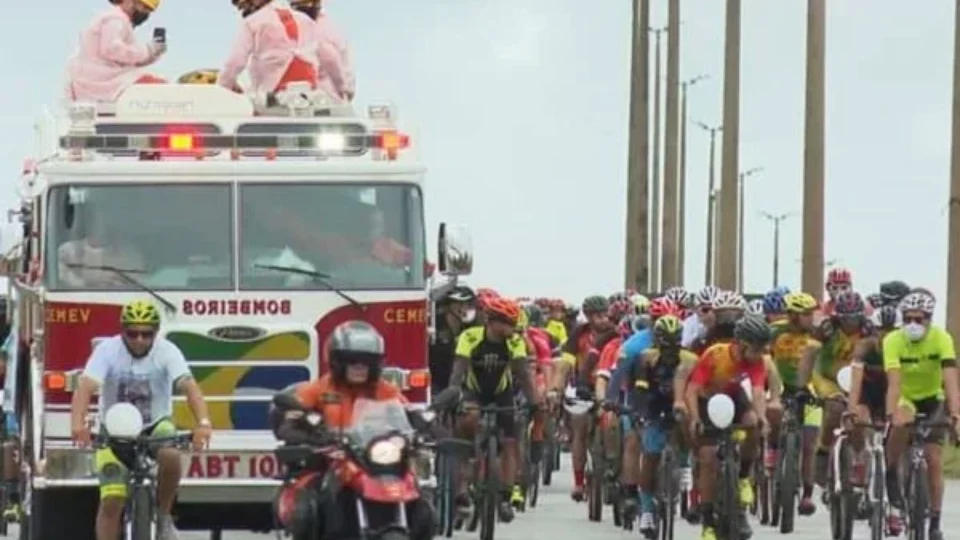 Vídeos! ciclista atropelado por ladrão em fuga é enterrado