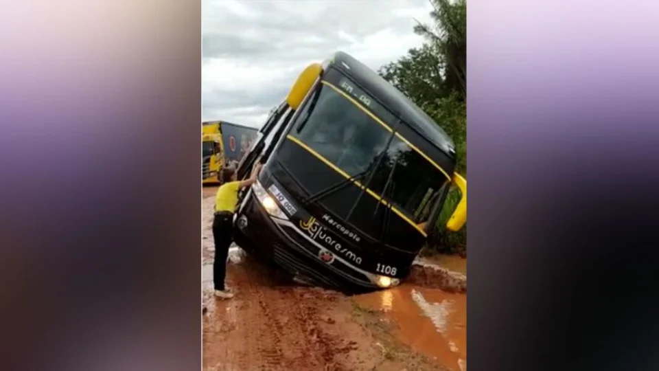 Vídeo: ônibus cai em buraco e quase vira em trecho de estrada