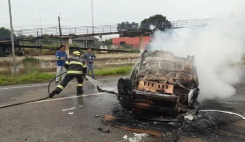 VÍDEO: duas pessoas morreram queimadas após carro capotar e explodir