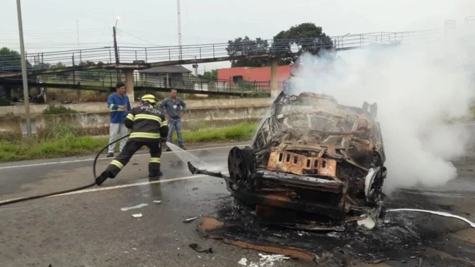 VÍDEO: duas pessoas morreram queimadas após carro capotar e explodir