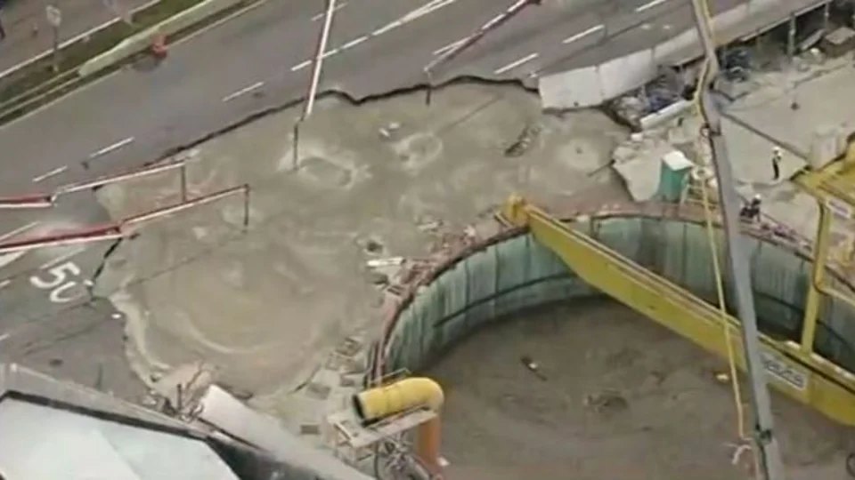 VEJA VÍDEO: Cratera em SP é preenchida com material rochoso e argamassa