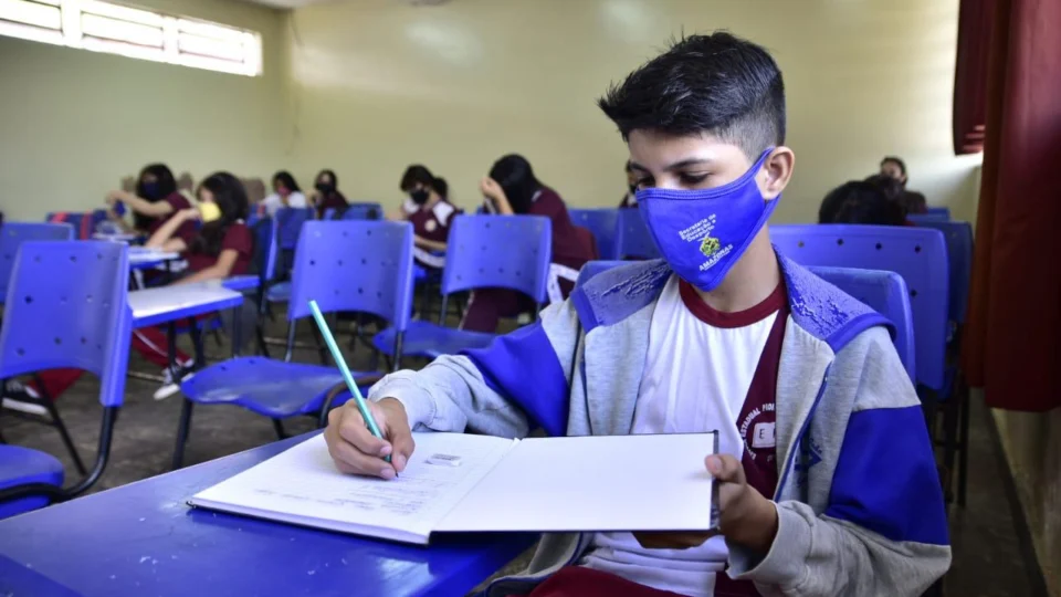 RETORNO: Aulas 100% presenciais da rede estadual do AM voltam nesta segunda-feira (14)