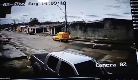 VEJA VÍDEO: funcionário da empresa Correios se joga do carro enquanto veículo era levado por assaltantes