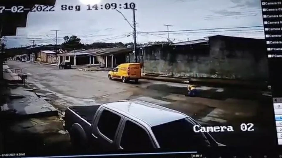 VEJA VÍDEO: funcionário da empresa Correios se joga do carro enquanto veículo era levado por assaltantes