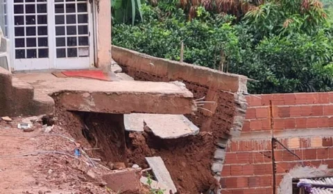 Após desmoronamento de muro, cinco casas são interditadas no DF; Imagens