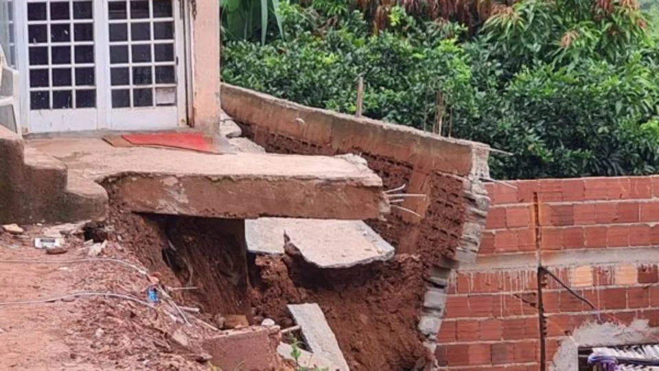 Após desmoronamento de muro, cinco casas são interditadas no DF; Imagens
