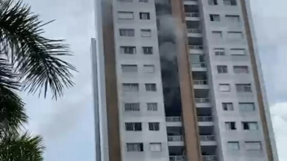VÍDEO: incêndio atinge apartamento em Manaus