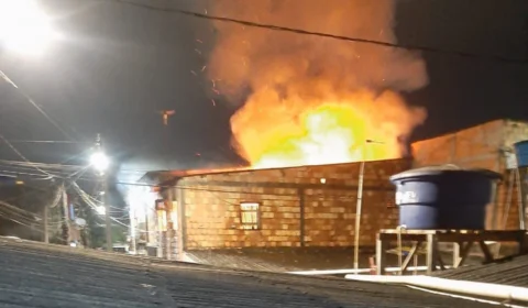 VEJA VÍDEO: casa em Manaus pega fogo e dois irmãos morrem
