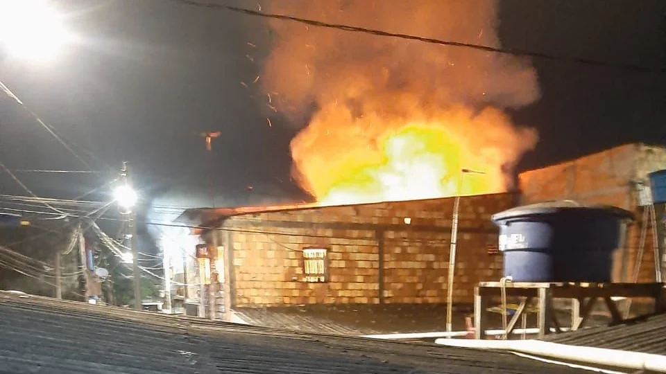 VEJA VÍDEO: casa em Manaus pega fogo e dois irmãos morrem