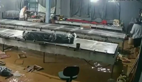 Câmeras registram! piso de estamparia desaba com trabalhadores em Petrópolis