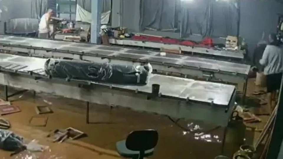 Câmeras registram! piso de estamparia desaba com trabalhadores em Petrópolis