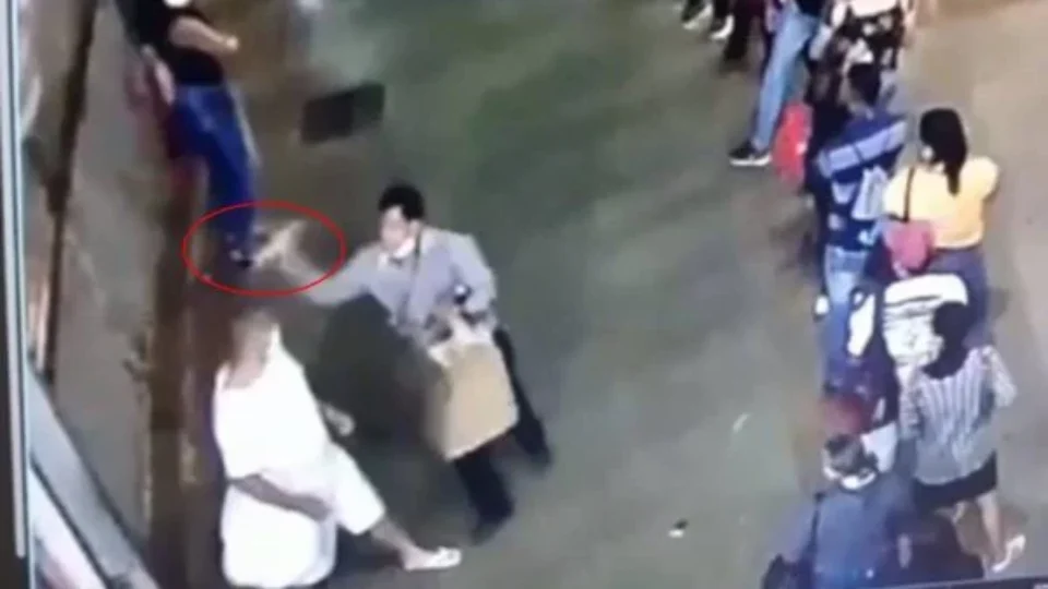 Câmeras flagram engraxate esfaqueando homem em rodoviária; Vídeo!