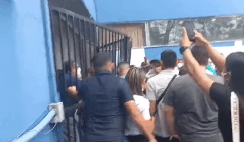 Vídeo; Candidatos do concurso dos Bombeiros do Amazonas derrubam portão em local de prova em Manaus