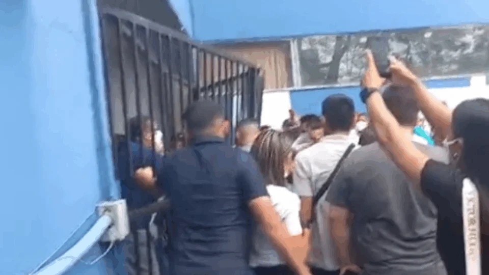 Vídeo; Candidatos do concurso dos Bombeiros do Amazonas derrubam portão em local de prova em Manaus