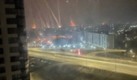 VEJA VÍDEO: Avião russo é derrubado por defesa antiaérea da Ucrânia