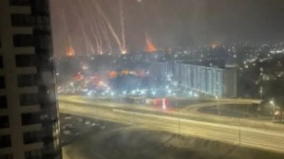 VEJA VÍDEO: Avião russo é derrubado por defesa antiaérea da Ucrânia