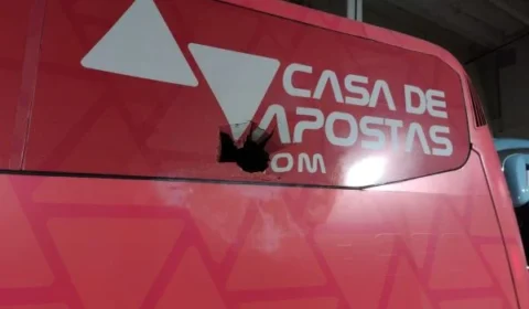 Ônibus do Bahia é atingido por bomba e goleiro fica ferido