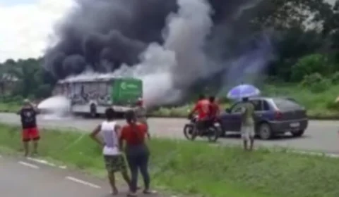 VEJA VÍDEO: Ônibus pegando fogo na rodovia AM-070 causa transtorno no trânsito