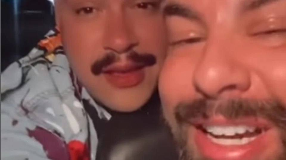 Após desistir de BBB22, Thiago Abravanel reencontra seu marido