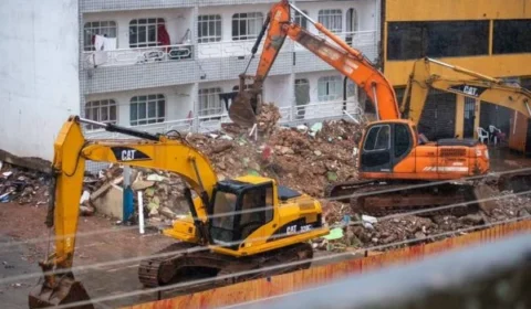 Vídeo: Começa demolição de prédio, mesmo após chuvas