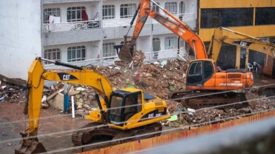 Vídeo: Começa demolição de prédio, mesmo após chuvas