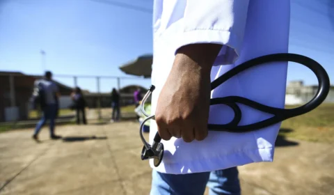 Médicos pelo Brasil: inscrições para o programa com bolsa de R$ 15 mil mensais terminam neste domingo (06)