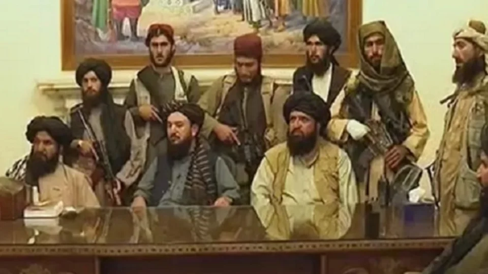 Talibã pede que Rússia resolva crise com Ucrânia de forma pacífica