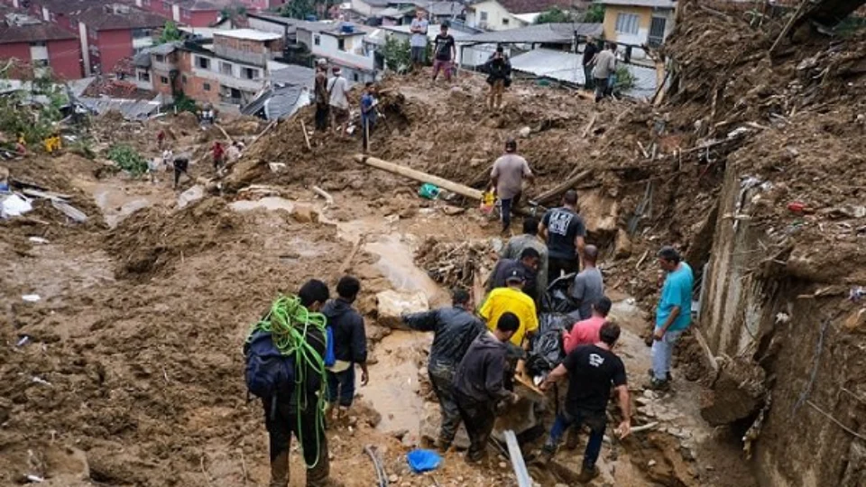 Número de mortos em Petrópolis chega a 120; 116 estão desaparecidos; Veja vídeos