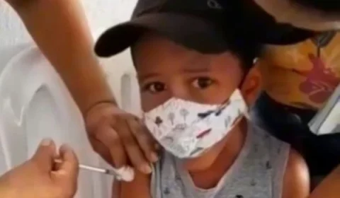 ‘Fora Bolsonaro’, grita criança durante vacinação; Veja vídeo